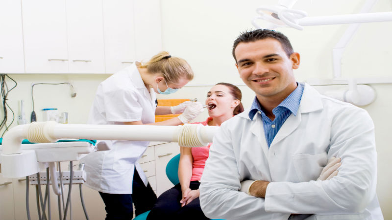 How To Affordably Fix Your Smile With The Help Of A Cosmetic Dentist